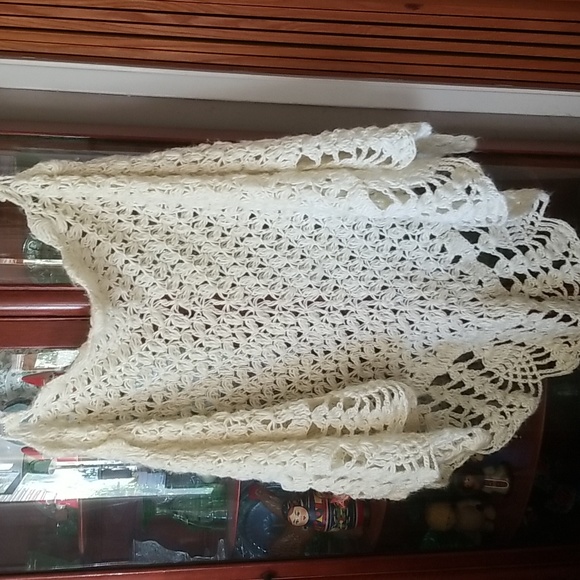 Vintage crocheted shawl - Picture 1 of 7